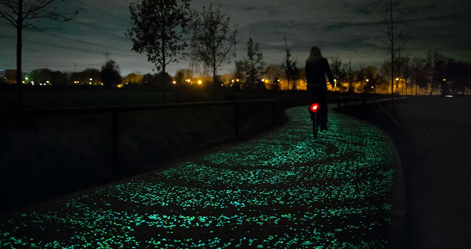 Solar-Powered-Glow-in-the-dark-Bike-Path-by-Studio-Roosegaarde-Inspired-by-Van Gogh