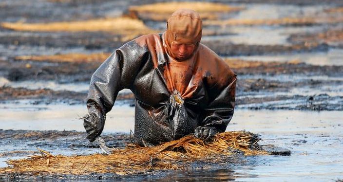Huge Oil Spill in China