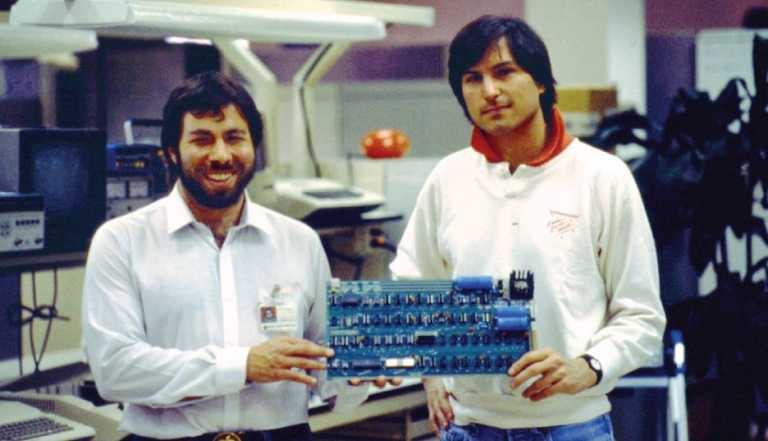 Steve-Jobs-and-Apple-co-founder-Steve-Wozniak-pizza