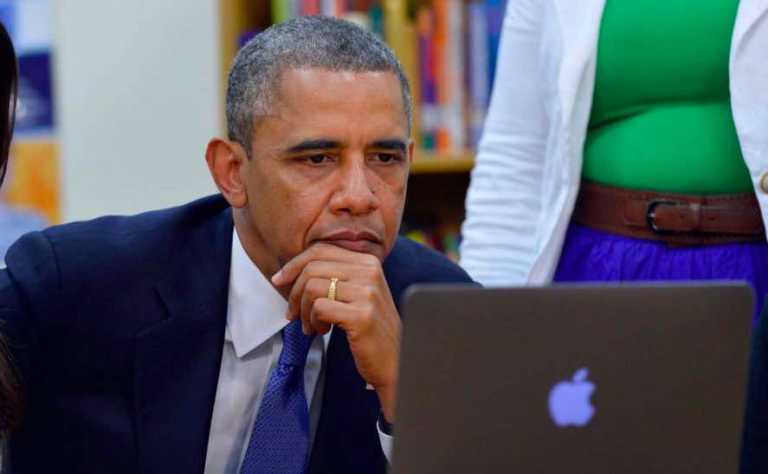 obama using internet laptop apple