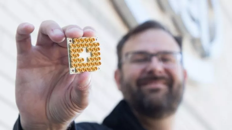 Intel 17 qubit superconducting chip