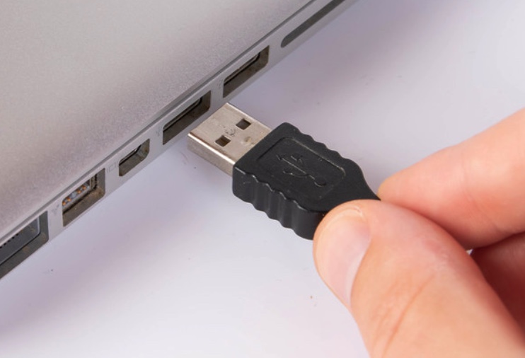 cómo insertar usb en la computadora portátil