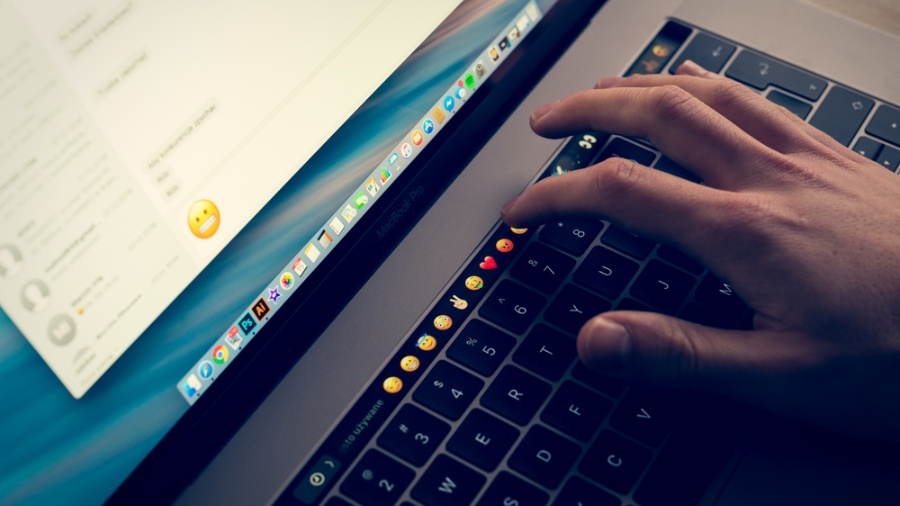 apple-patents-macbook-with-keyboard-under-a-flexible-glass-touchscreen