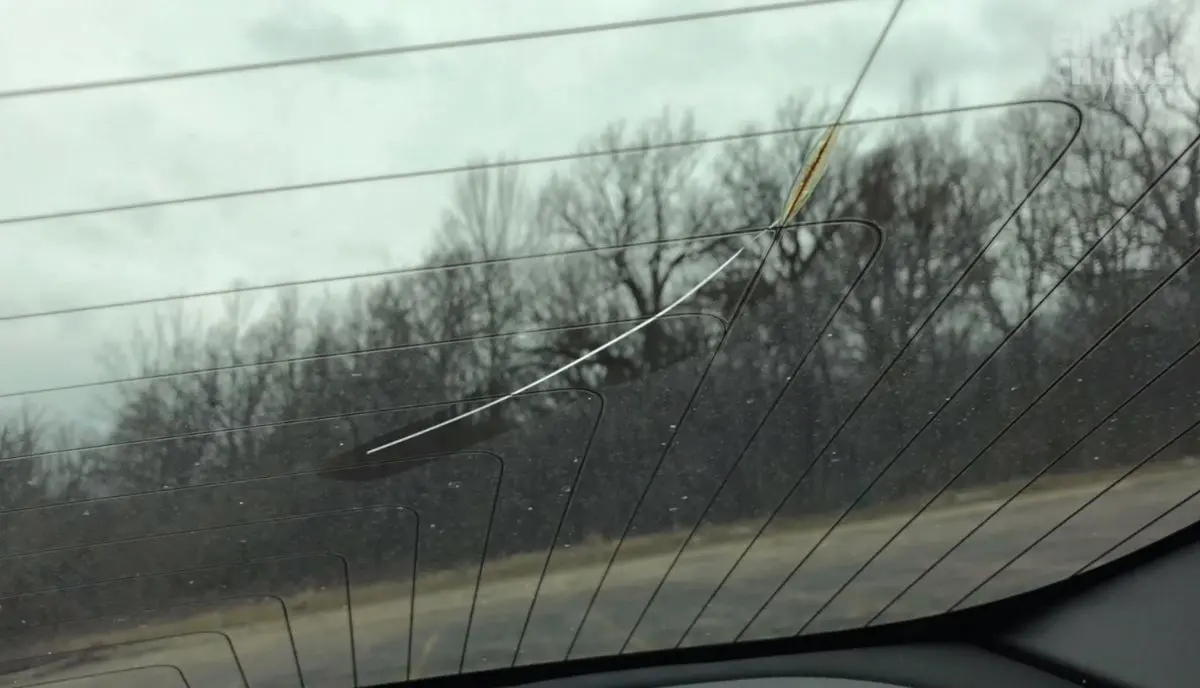 Tesla Model 3 problem_ broken panoramic windshield