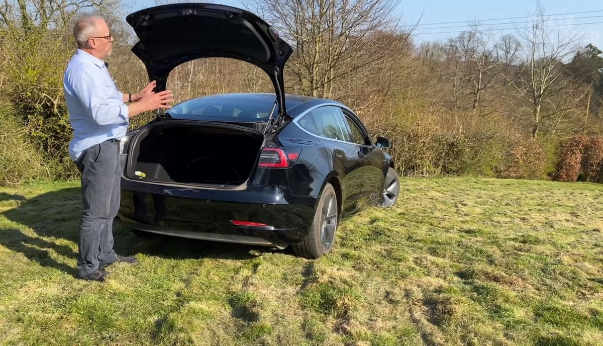 Tesla Model 3 problem_ trunk