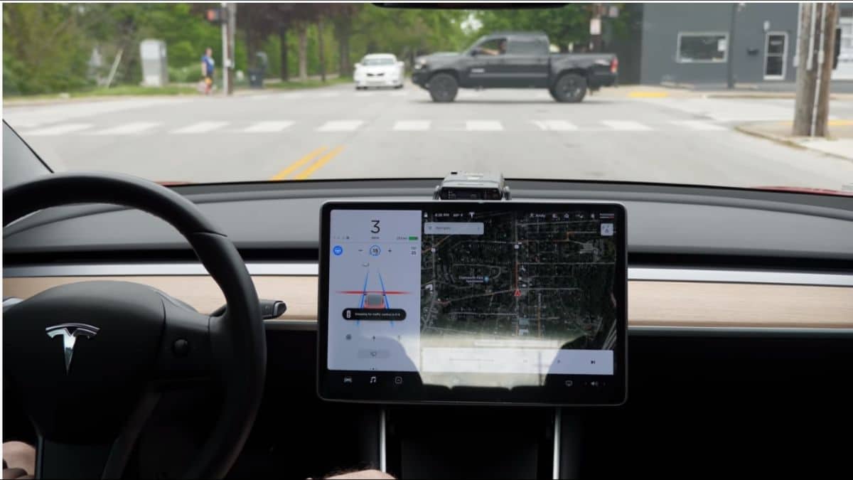Tesla Model 3 Autopilot-FSD-Redlight-Autostop