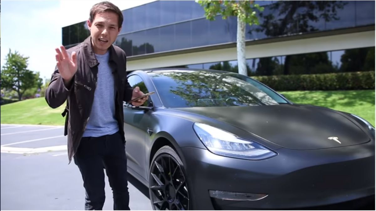 Tesla Model 3 self driving (1)