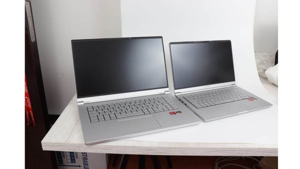 KDE Slimbook III With Two Screen Versions