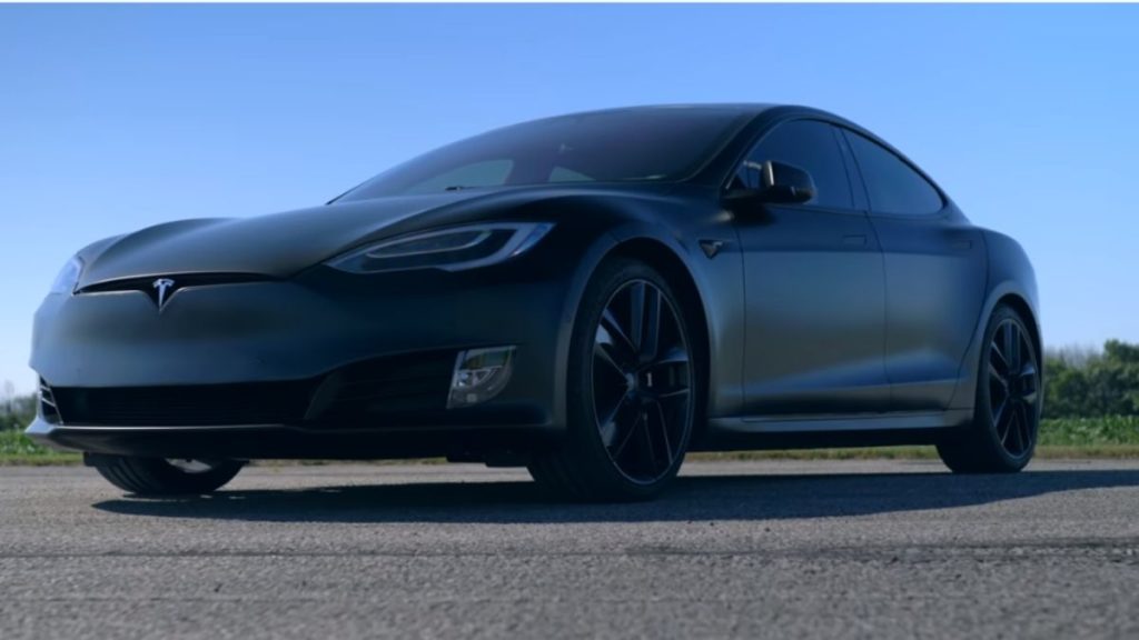 Tesla Model S Vs Nissan GTR Drag Race