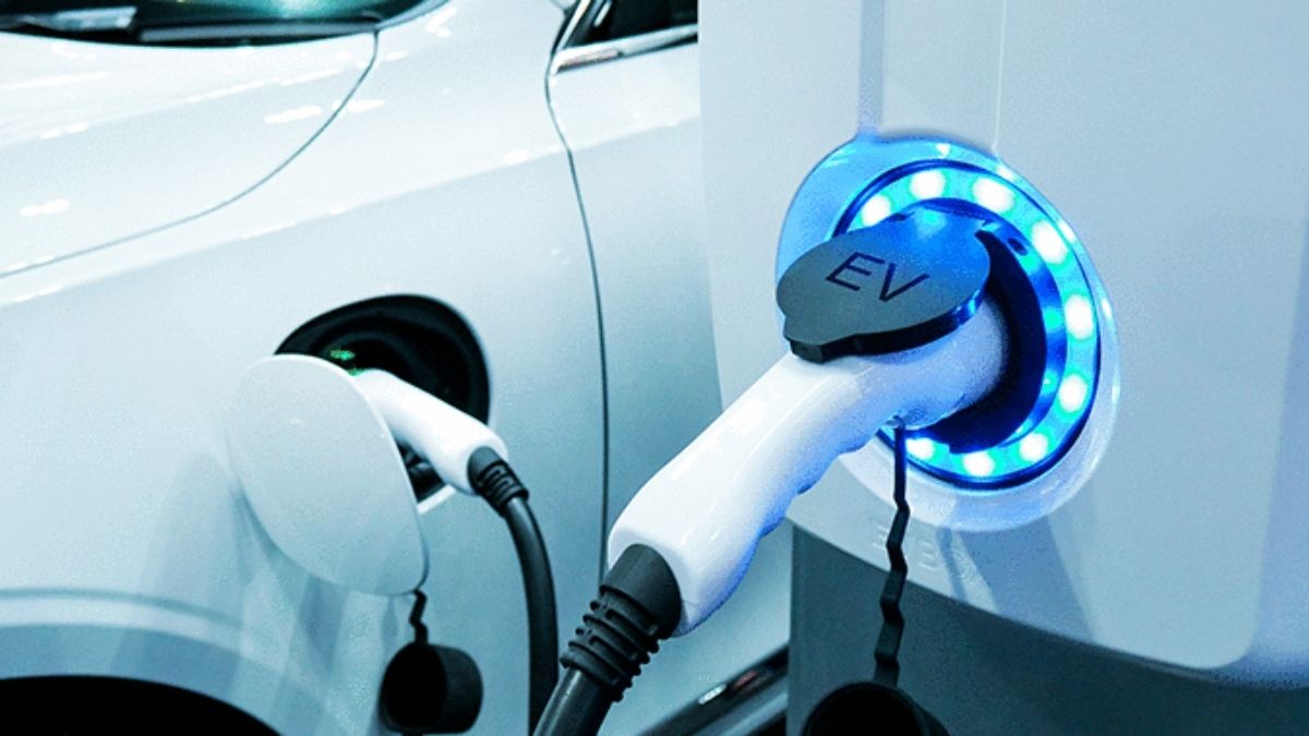 Do Electric Cars Need Engine Oil? Types Of Fluid Required In EVs
