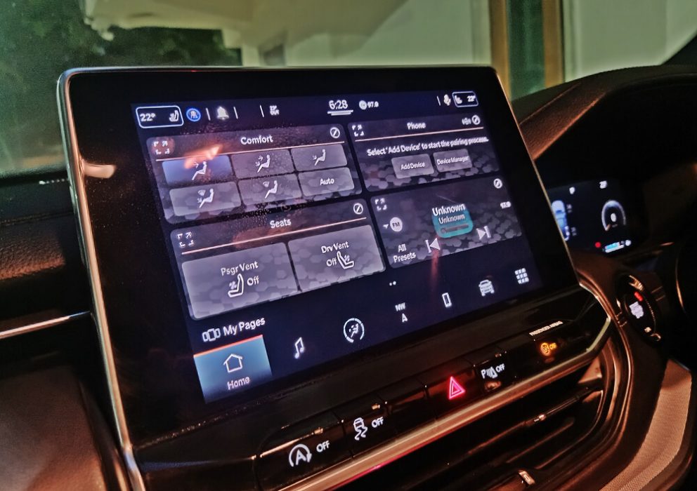 infotainment screen options in jeep compass new
