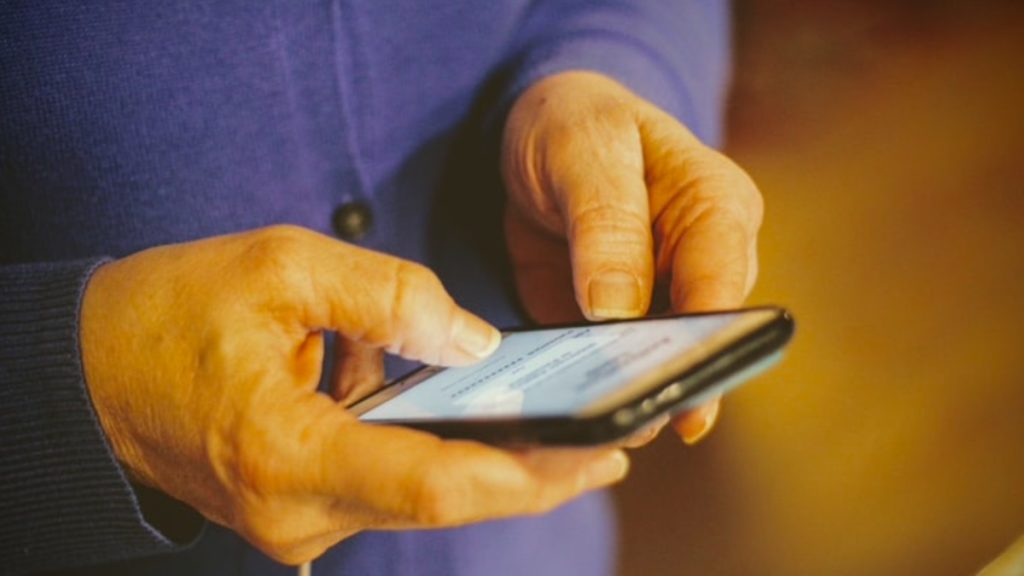Phone usage representative image to responsible use gadgets