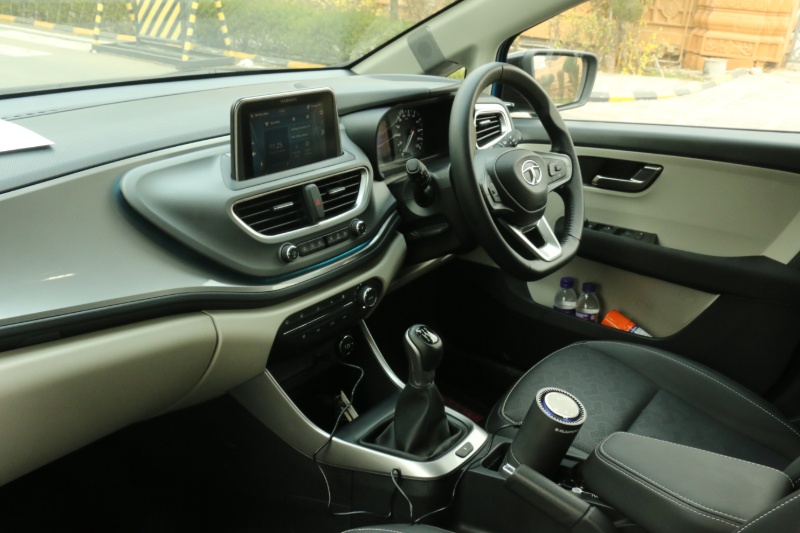 tata altroz dashboard and steering