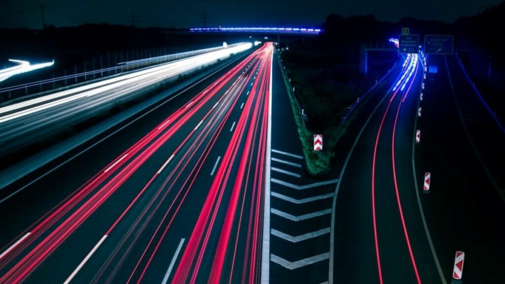 EVs charge on roads_magnetic roads (1)