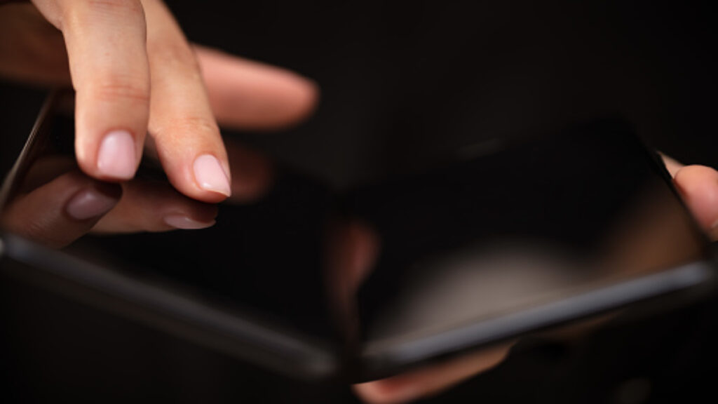 Apple Is Testing An E-ink Display As A Second Screen For Foldable iPhone