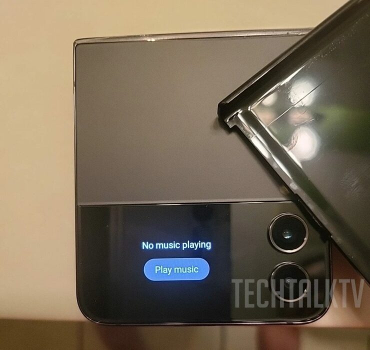 Samsung Galaxy Z Flip4 Images Leaked: Here's What It Looks Like