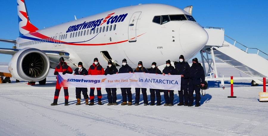 smartwings boeing 737 max in antarctica