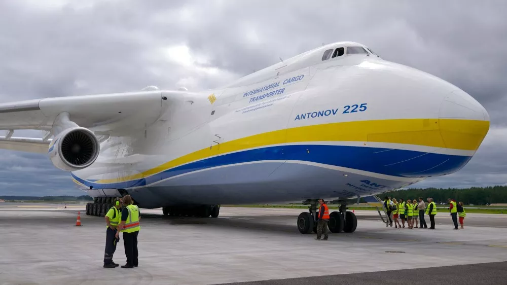 Antonov_An-225_Mriya largest plane in the world