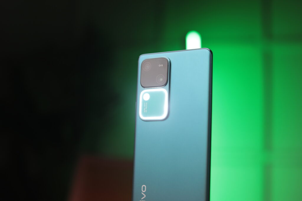 Image of the back of the vivo v30 with the Aura light