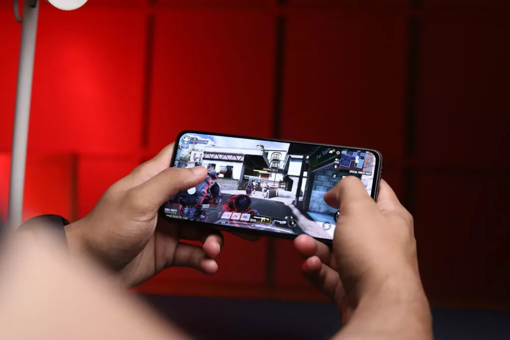 Image of the Realme P1 while playing CODM