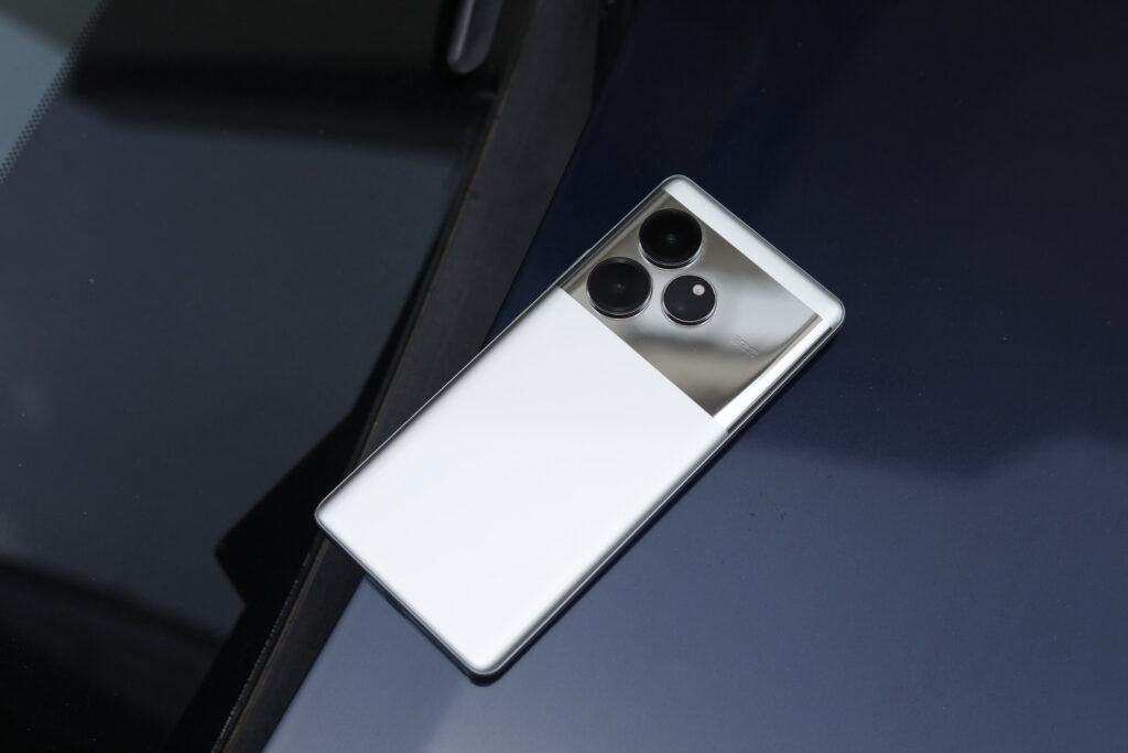 Image of the back of the Realme GT 6-3