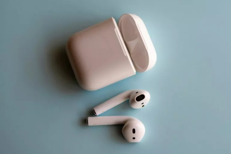 Apple AirPods With IR Cameras Set for Mass Production by 2026: Report