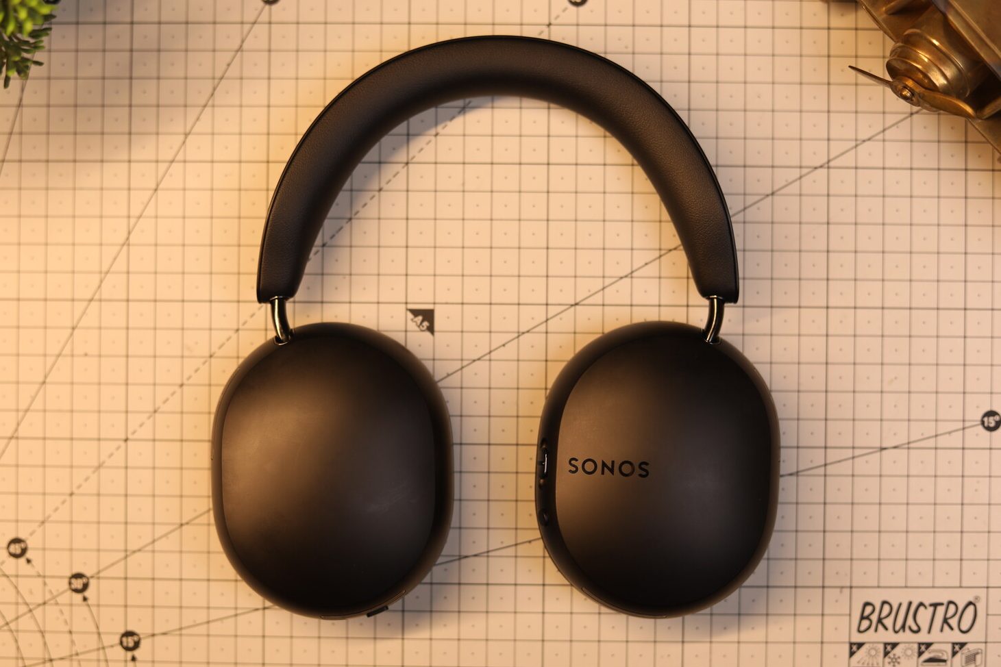 Back design of the Sonos Ace headphones for their review 