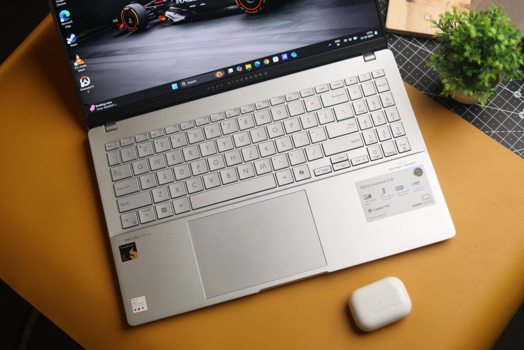 Keyboard and trackpad on the ASUS VIvobook S15