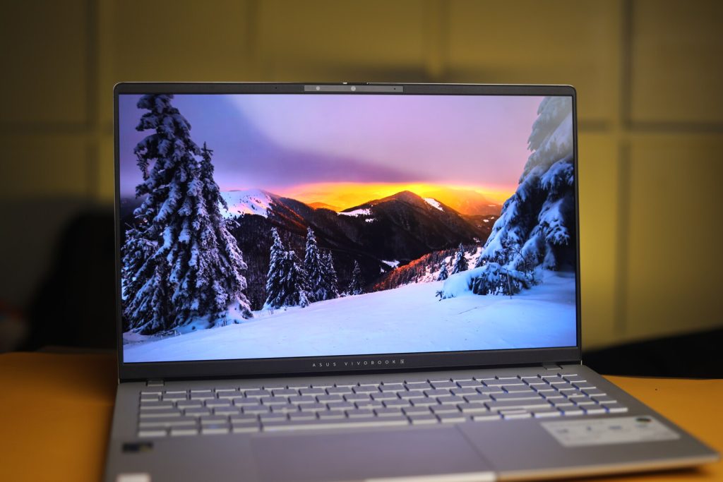 Image of the display of the ASUS VIvobook S15