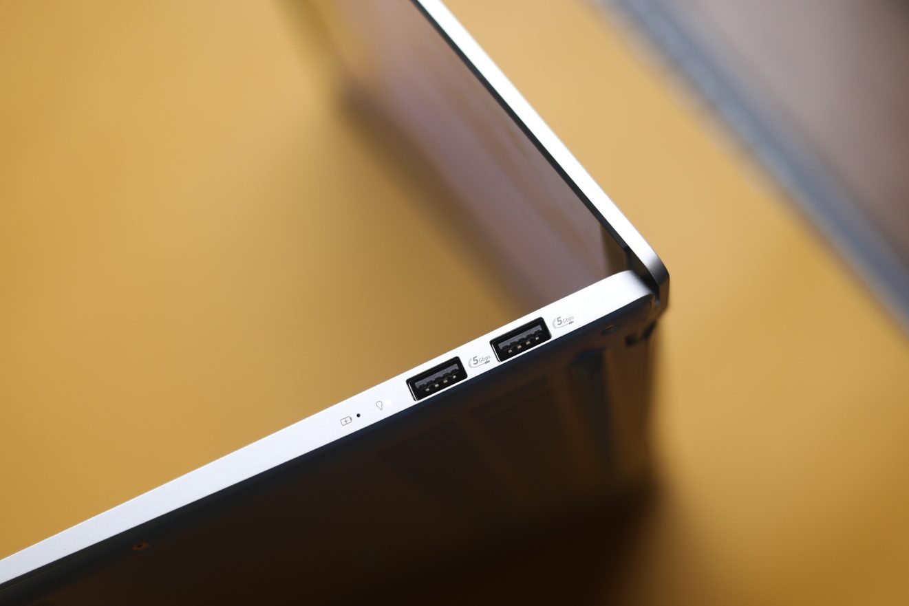 Right side ports on the ASUS VIvobook S15