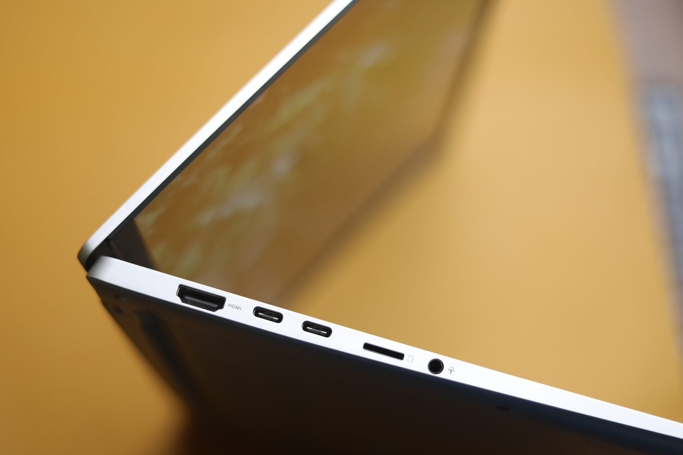 Left side ports on the ASUS VIvobook S15