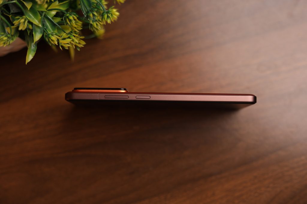 Side Profile of the Realme GT 7 Pro