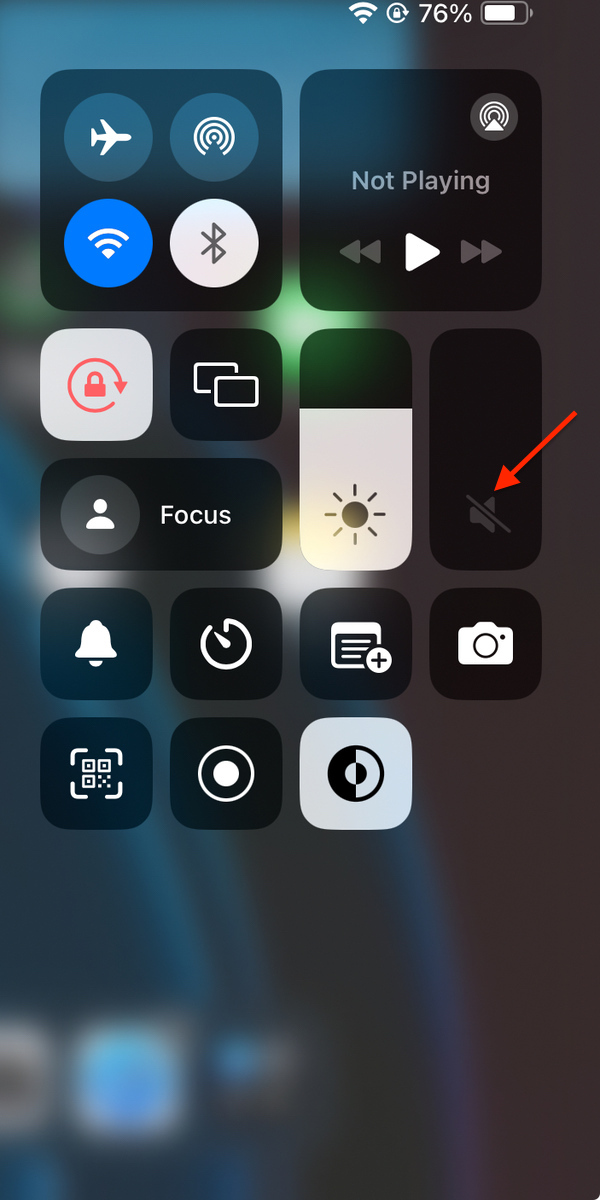 Image of the control center to lower the system volume and turn off camera sound on iPhone