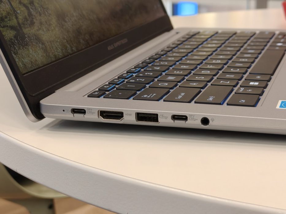 Image of the ports on Asus Expertbook P1