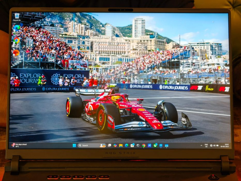 Image of the screen on the ROG Strix G16