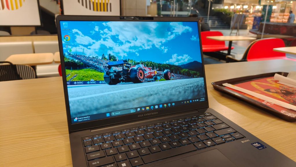 Image of the front design of the Asus ExpertBook B3