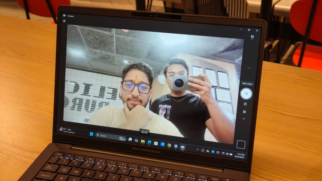 Image of the webcam of the Asus ExpertBook B3