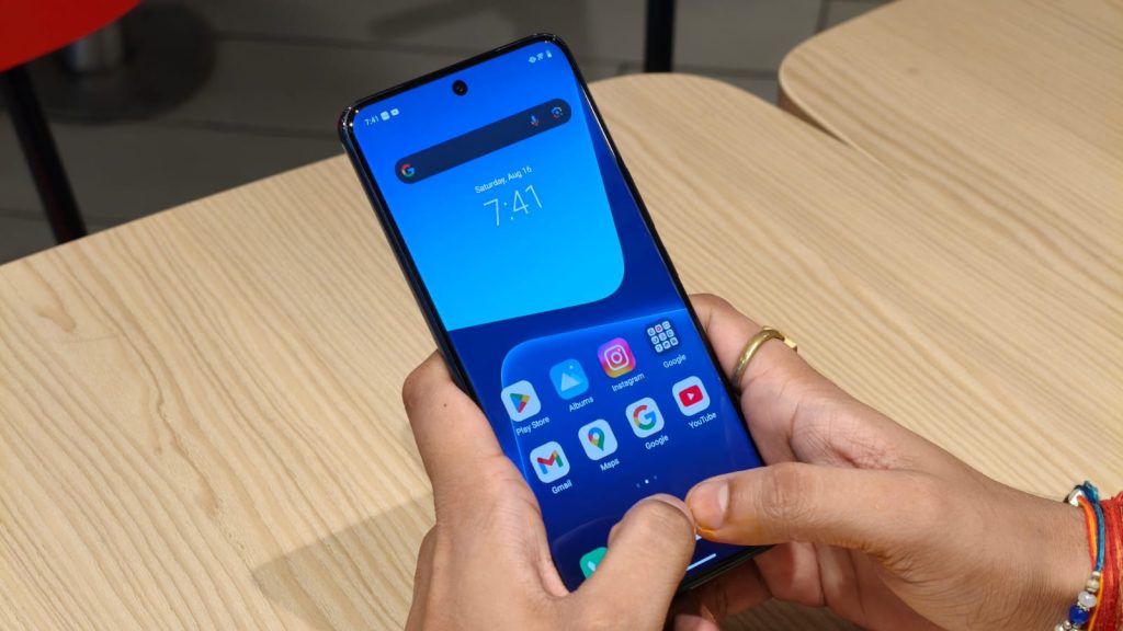 Image of a person using the vivo V60