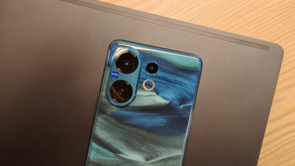 Image of the back design of the vivo V60