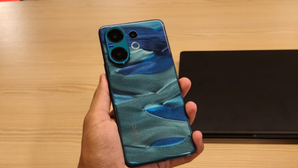 Image of the back design of the vivo V60