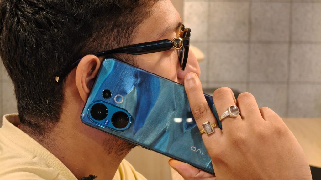 Image of a person calling with the vivo V60