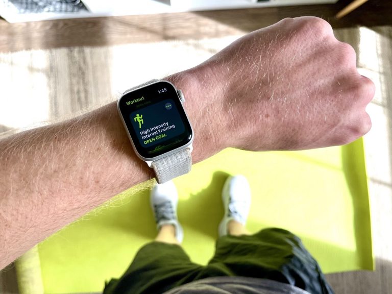 A person wearing Apple Watch to measure body temperature