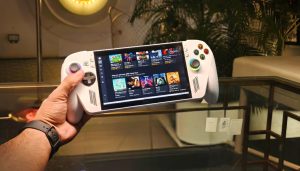 A person holding the ROG Xbox Ally