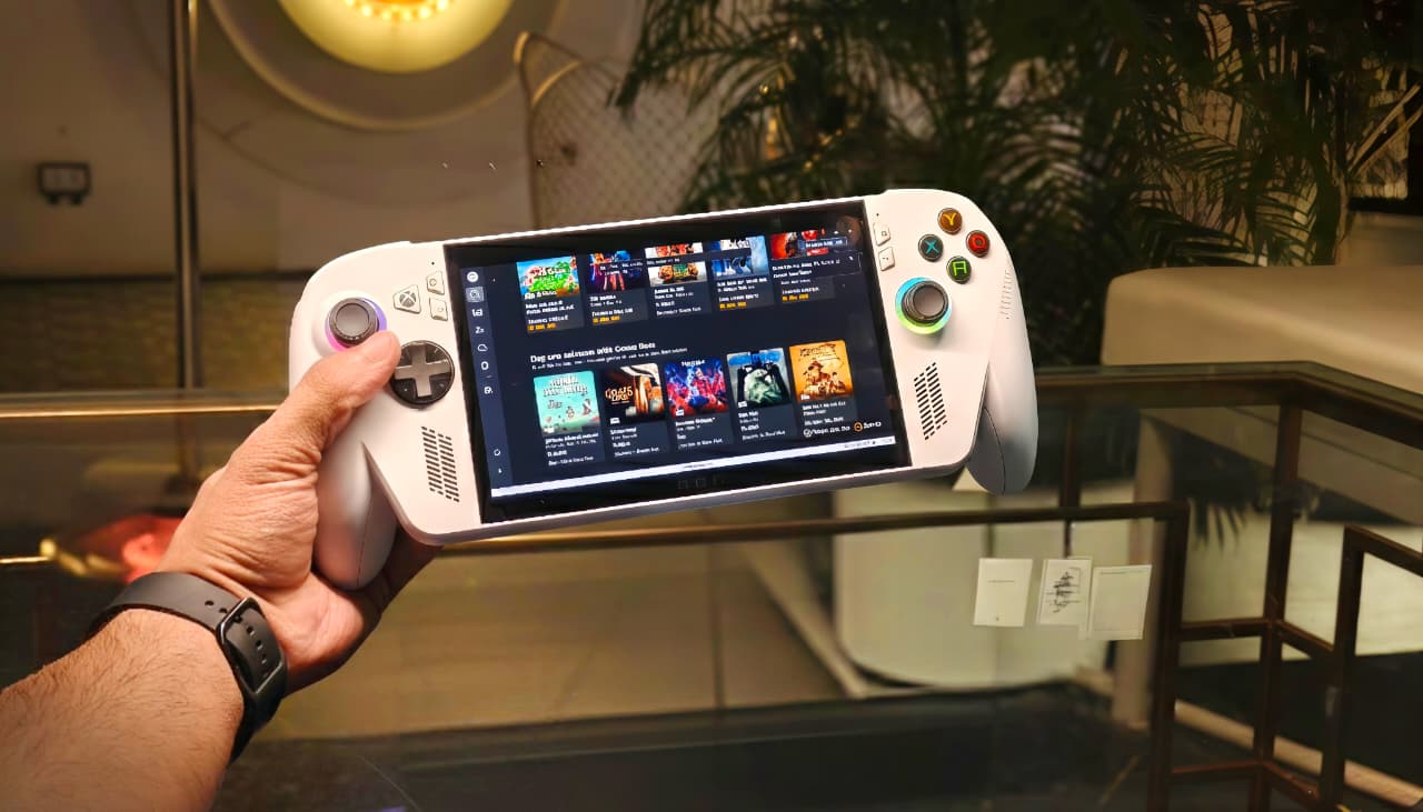 A person holding the ROG Xbox Ally