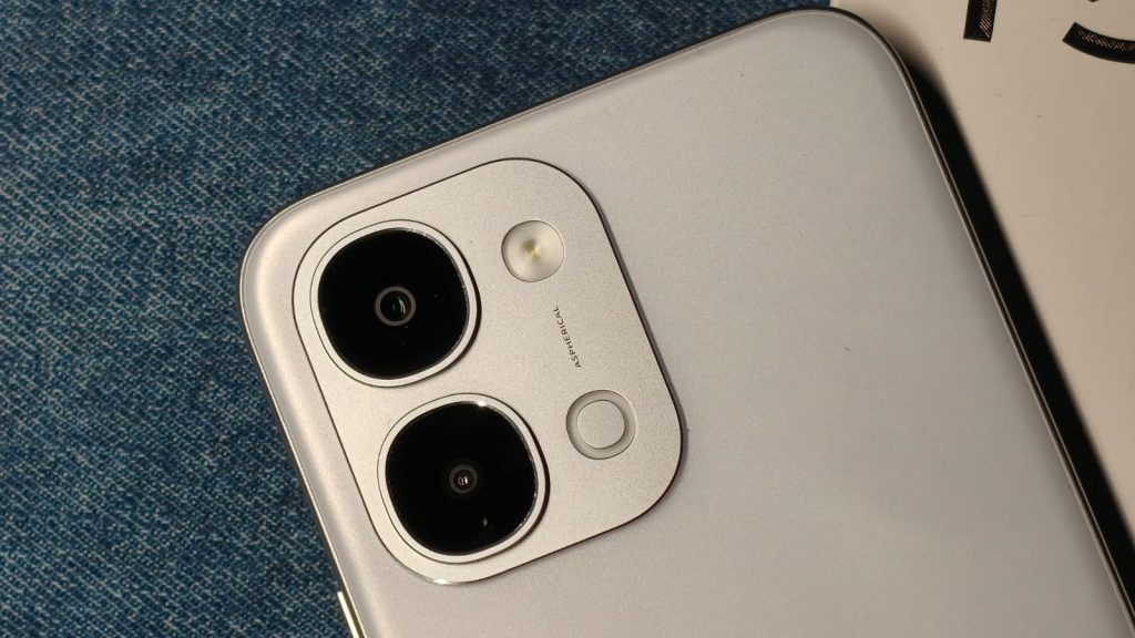 Closeup of the cameras on the vivo T5x