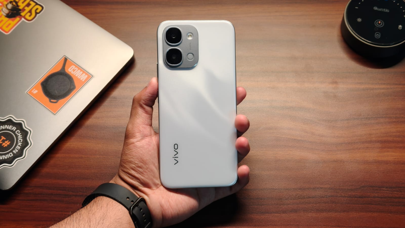 A person holding the vivo t5x